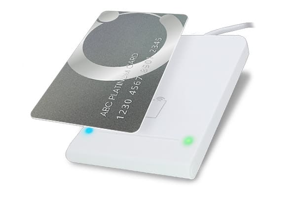 非接触式スマートカードリーダー「CIR615A」でICカードを読み取っている様子の画像