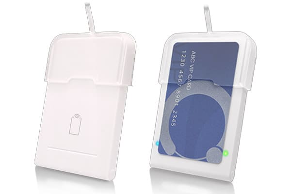 非接触式ICカードリーダー「CIR615A」に付属カードホルダーを装着した様子の画像