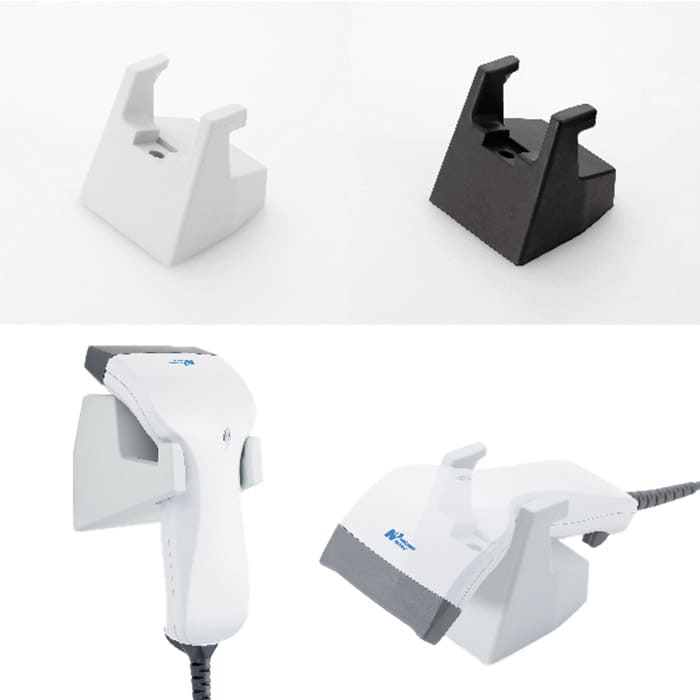 日栄インテックのバーコードリーダー FFTA10AP/BPシリーズのオプションホルダーのイメージ。白黒２色展開で、壁掛け・置台の２WAYで使っている様子。