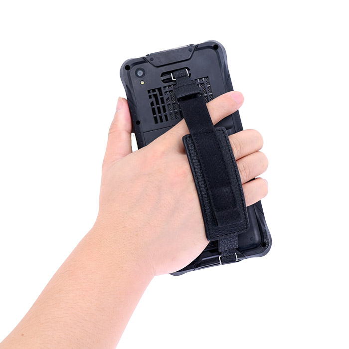 日本ノヴァシステムの産業用6.5インチwindowsハンディターミナル NS605 の付属のハンドストラップを使用したイメージ