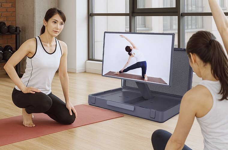 アタッシュケース型 AndroidタブレットPC PAP-270をフィットネスクラブで講座進行補助に活用しているイメージ