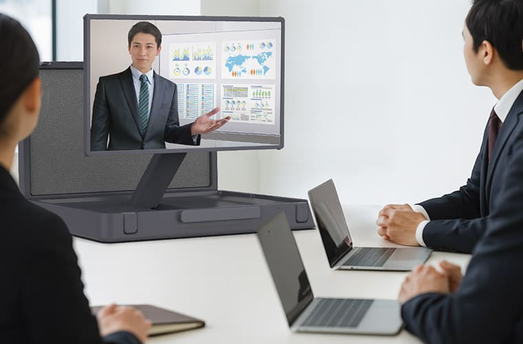 アタッシュケース型 AndroidタブレットPC PAP-270を会議室でプレゼン動画視聴に使用しているイメージ