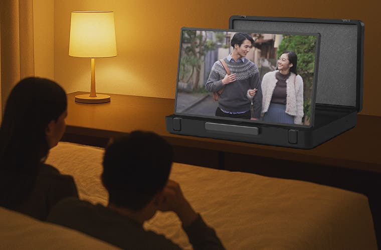 アタッシュケース型 AndroidタブレットPC PAP-270を、寝室用のホームシアターシステムとして活用しているイメージ