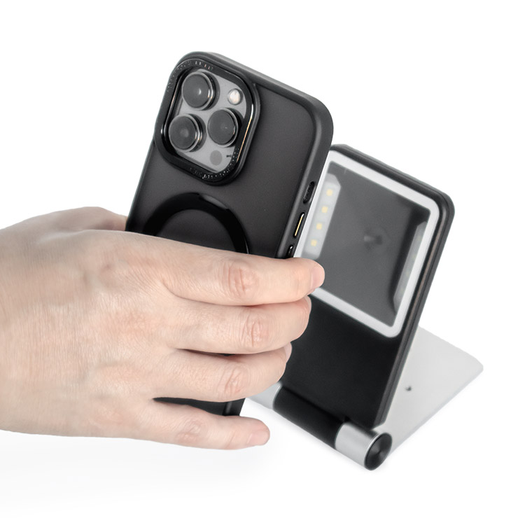 2次元コードリーダーST-860Uで液晶画面のコードを読み取るイメージ。