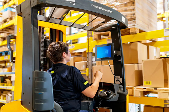 ユニテックの業務用タブレットTB170 Plusをフォークリフトにマウントして利用している様子