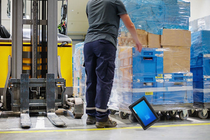 ユニテックの業務用タブレットTB170 Plusが倉庫内で地面に落下している様子