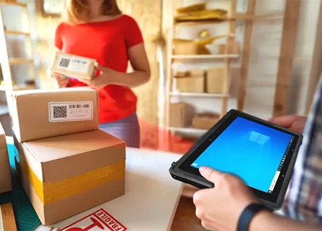 TB170 Plus は、物流・製造現場で広く利用されている Honeywell N6703 2D イメージャ を搭載したモデルを選択できます。 QRコードや一次元バーコードの高速読み取りに対応し、ラベル、伝票、棚札など、難読コードも含めスムーズにスキャン可能。 タブレット1台で表示確認・入力・スキャン作業をまとめて行えるため、現場作業の効率化に貢献します。