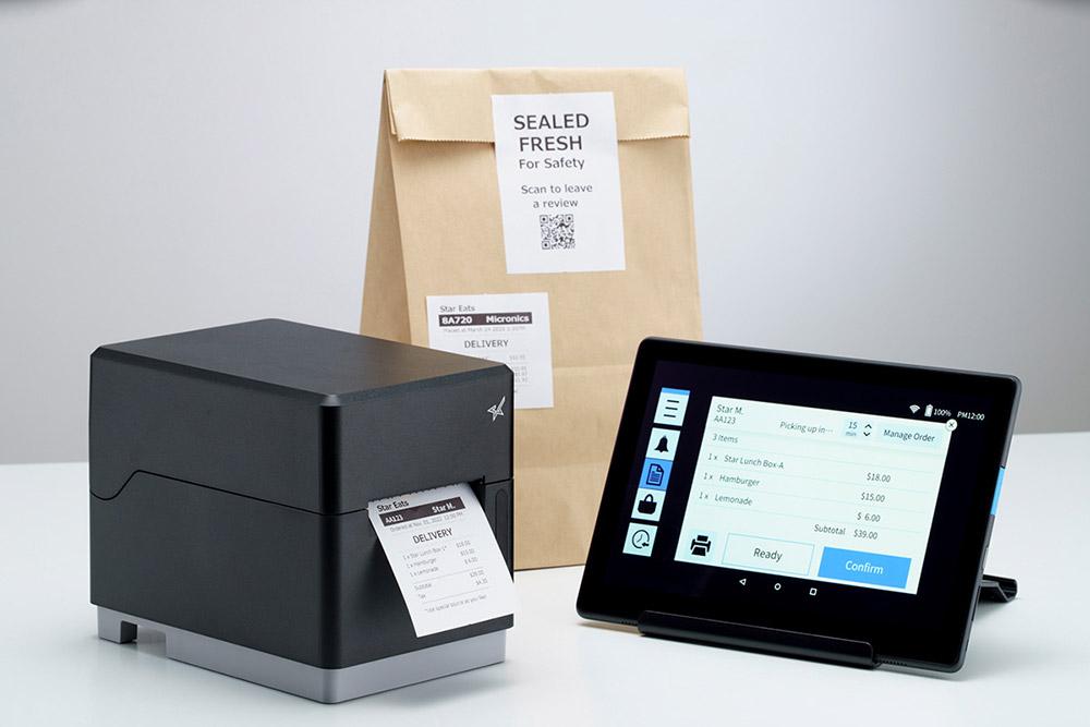 スター精密 ３インチ ラベルプリンター mC-Label3シリーズ（MCL32CI / MCL32CBI）の利用イメージ。タブレットから操作して、ラベル印刷を発行している様子。