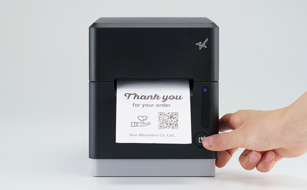 スター精密 ３インチ ラベルプリンター mC-Label3シリーズ（MCL32CI / MCL32CBI）でラベルを発行しているイメージ。