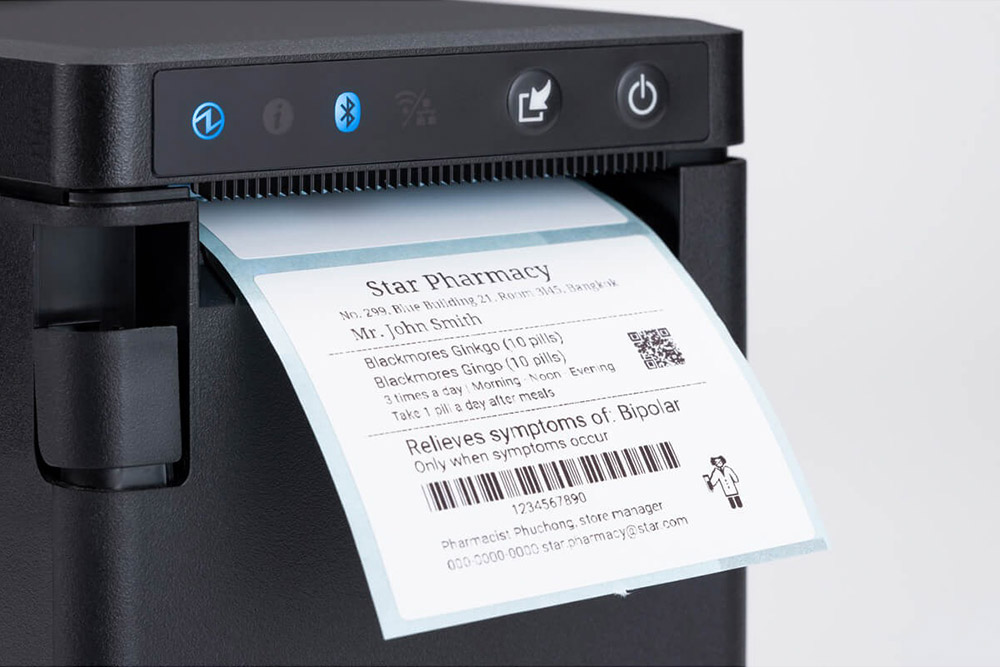 スター精密のサーマルラベルプリンターmC-Label2シリーズでラベルを印刷している様子。300dpiの高解像度により、文字情報だけでなくQRもバーコードも精密に印刷されている。