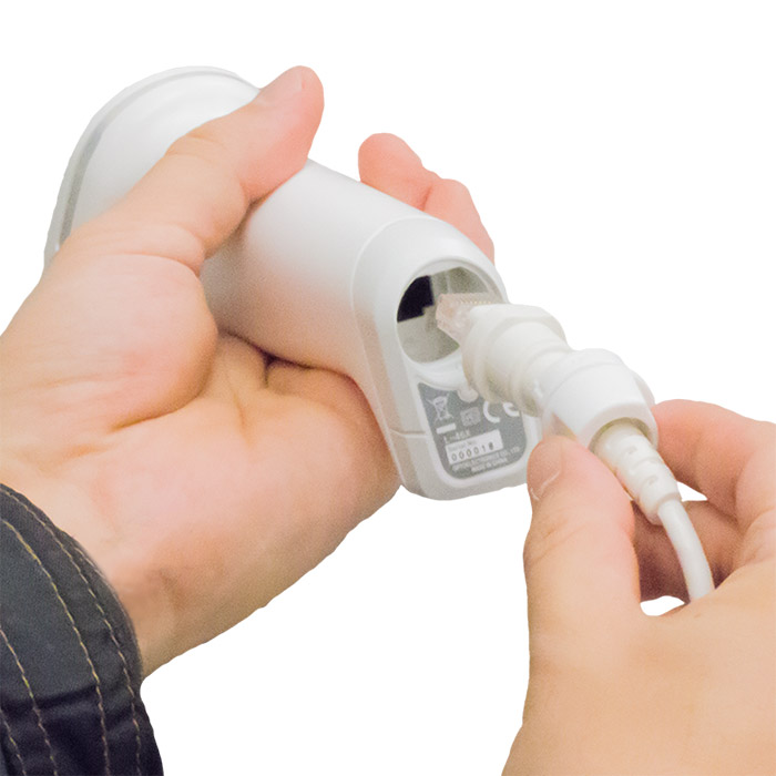 オプトエレクトロニクスのQR対応バーコードリーダー「L-46XS」のインターフェイスケーブルを交換しているイメージ。